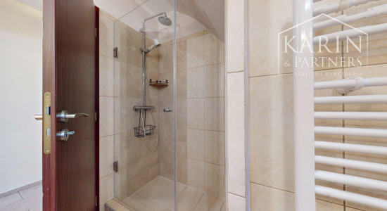 DVOJGENERAČNÝ 6I RODINNÝ DOM S GARSÓNKOU, DVOJGARÁŽOU A BAZÉNOM