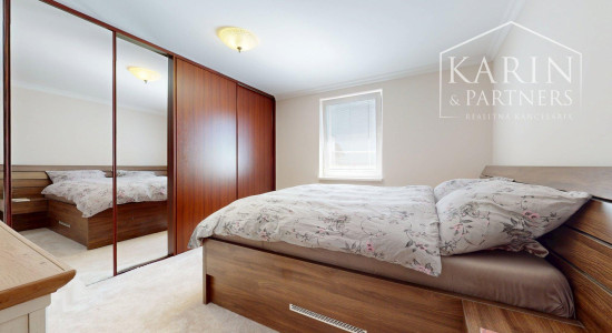 DVOJGENERAČNÝ 6I RODINNÝ DOM S GARSÓNKOU, DVOJGARÁŽOU A BAZÉNOM