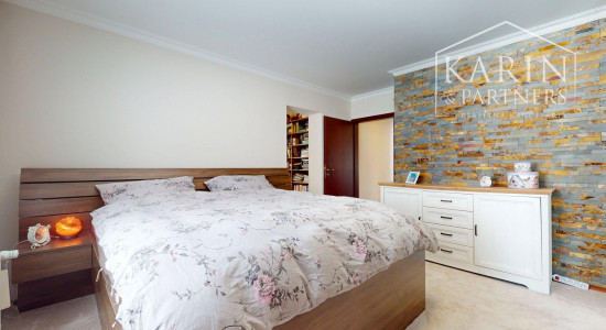 DVOJGENERAČNÝ 6I RODINNÝ DOM S GARSÓNKOU, DVOJGARÁŽOU A BAZÉNOM