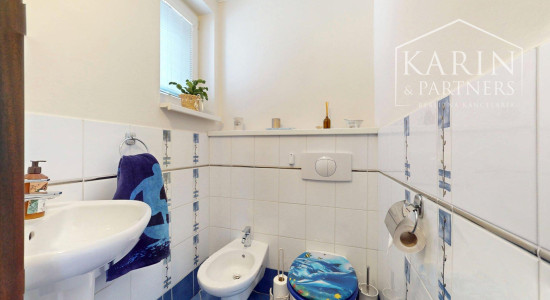 DVOJGENERAČNÝ 6I RODINNÝ DOM S GARSÓNKOU, DVOJGARÁŽOU A BAZÉNOM