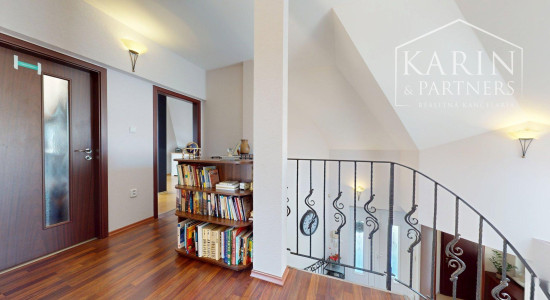 DVOJGENERAČNÝ 6I RODINNÝ DOM S GARSÓNKOU, DVOJGARÁŽOU A BAZÉNOM