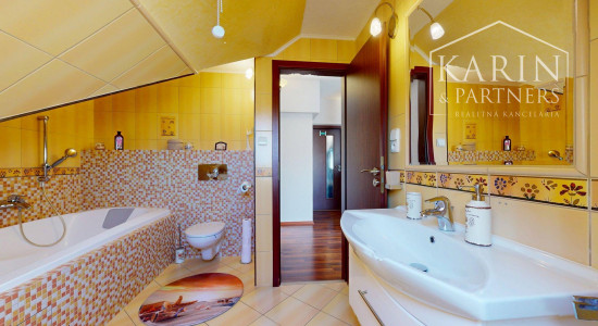 DVOJGENERAČNÝ 6I RODINNÝ DOM S GARSÓNKOU, DVOJGARÁŽOU A BAZÉNOM