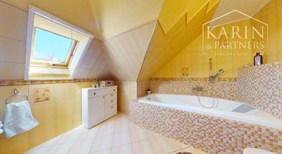 DVOJGENERAČNÝ 6I RODINNÝ DOM S GARSÓNKOU, DVOJGARÁŽOU A BAZÉNOM