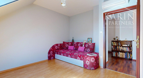 DVOJGENERAČNÝ 6I RODINNÝ DOM S GARSÓNKOU, DVOJGARÁŽOU A BAZÉNOM