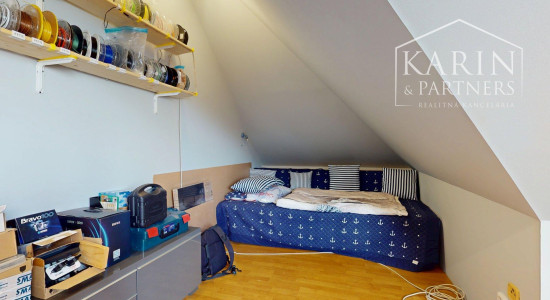 DVOJGENERAČNÝ 6I RODINNÝ DOM S GARSÓNKOU, DVOJGARÁŽOU A BAZÉNOM