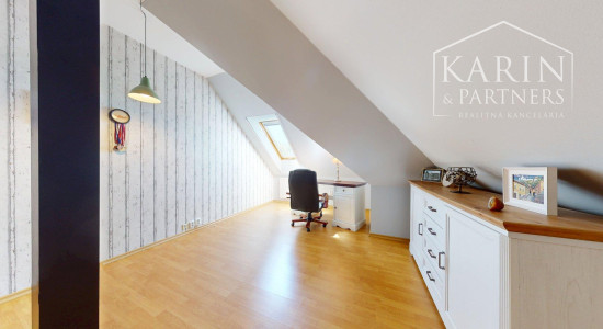 DVOJGENERAČNÝ 6I RODINNÝ DOM S GARSÓNKOU, DVOJGARÁŽOU A BAZÉNOM