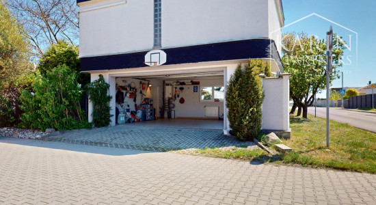 DVOJGENERAČNÝ 6I RODINNÝ DOM S GARSÓNKOU, DVOJGARÁŽOU A BAZÉNOM