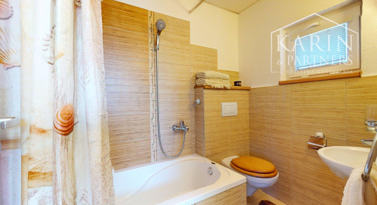 DVOJGENERAČNÝ 6I RODINNÝ DOM S GARSÓNKOU, DVOJGARÁŽOU A BAZÉNOM