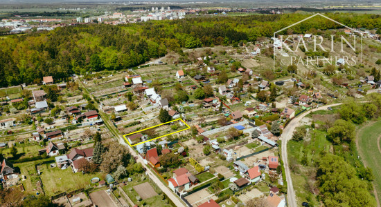 ZARIADENÁ CHATKA SO ZÁHRADOU – HOLÍČ