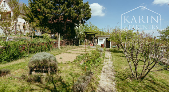 ZARIADENÁ CHATKA SO ZÁHRADOU – HOLÍČ