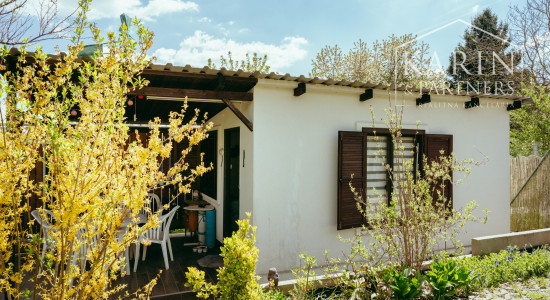 ZARIADENÁ CHATKA SO ZÁHRADOU – HOLÍČ