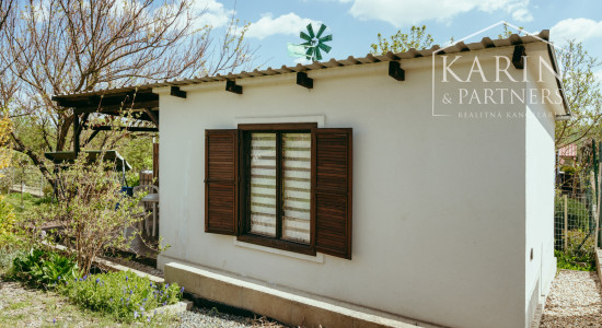 ZARIADENÁ CHATKA SO ZÁHRADOU – HOLÍČ