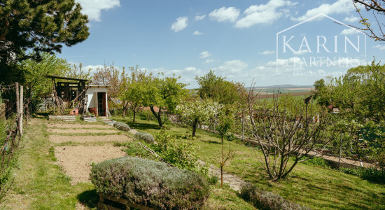 ZARIADENÁ CHATKA SO ZÁHRADOU – HOLÍČ