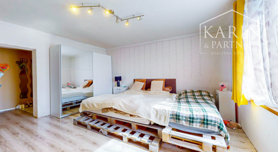 Priestranný tehlový dom s obrovským potenciálom len na skok od Trnavy – Horné Dubové