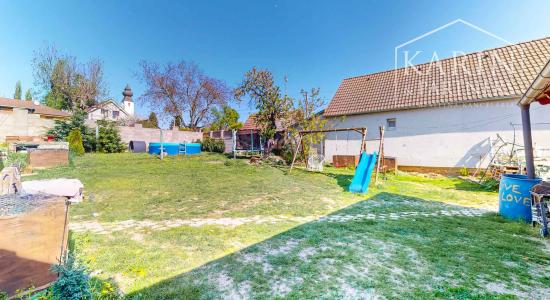 Priestranný tehlový dom s obrovským potenciálom len na skok od Trnavy – Horné Dubové