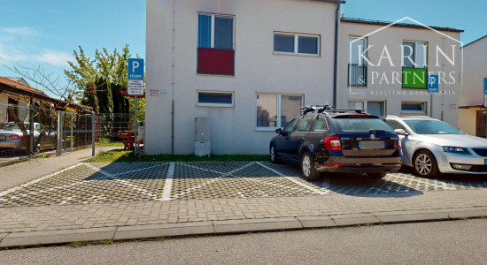 KOMPLETNE ZARIADENÝ 2I BYT S PIVNICOU A 2 PARKOVACÍMI MIESTAMI
