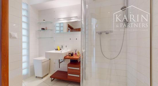 KOMPLETNE ZARIADENÝ PRIESTRANNÝ 3I BYT S DVOMI BALKÓNMI A PIVNICOU