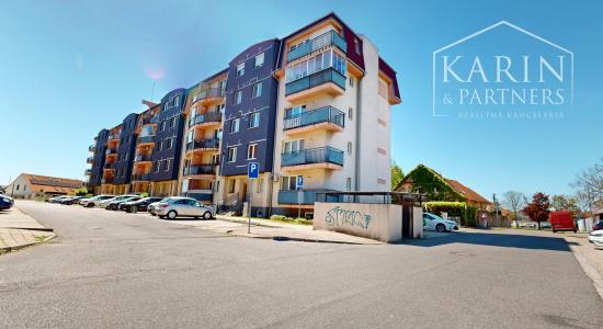 KOMPLETNE ZARIADENÝ PRIESTRANNÝ 3I BYT S DVOMI BALKÓNMI A PIVNICOU