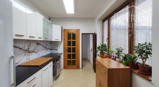 6-izbový rodinný dom s hosťovským bytom v centre Ivanky pri Dunaji