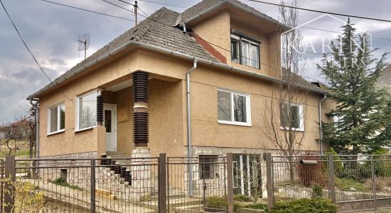 RD Pastuchov, 3+2 izby, tichá ulica, dve garáže, 8 km od Hlohovca