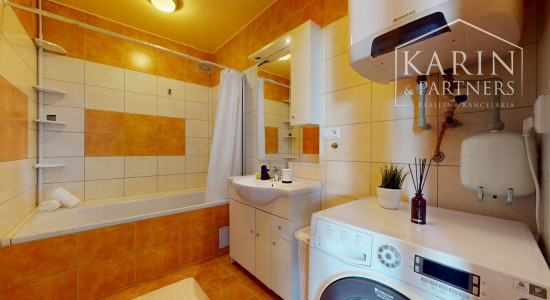 KOMPLETNE ZARIADENÝ 2I PODKROVNÝ BYT S VEĽKORYSÝM ÚLOŽNÝM PRIESTOROM