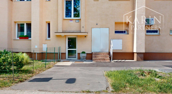 KOMPLETNE ZARIADENÝ 2I PODKROVNÝ BYT S VEĽKORYSÝM ÚLOŽNÝM PRIESTOROM