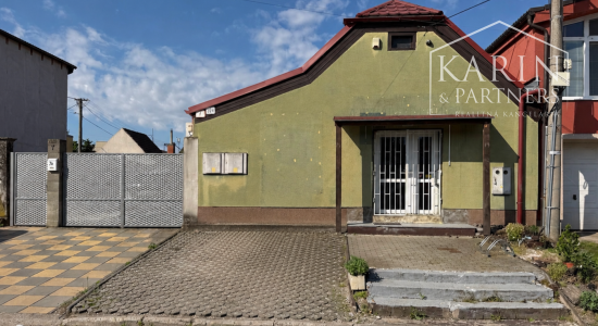 3I DOM S PODKROVÍM V CENTRE OBCE VHODNÝ NA BÝVANIE AJ PODNIKANIE