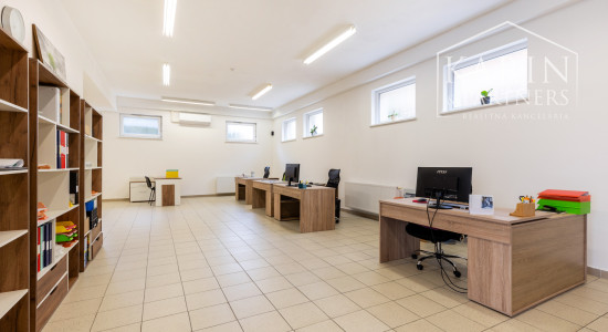 MULTIFUNKČNÝ PRIESTOR: KANCELÁRIE ŠKOLIACI PRIESTOR +OPEN SPACE+LOGISTIKA