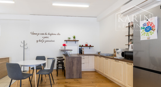 MULTIFUNKČNÝ PRIESTOR: KANCELÁRIE ŠKOLIACI PRIESTOR +OPEN SPACE+LOGISTIKA