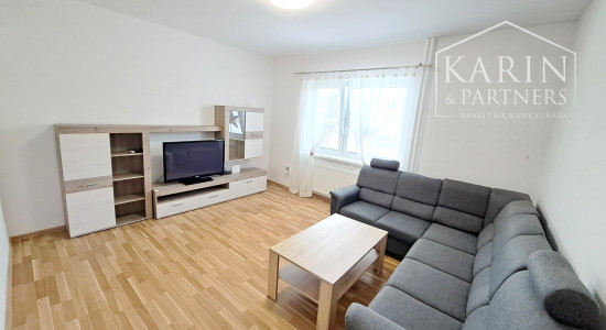 Priestranný 4-izbový rodinný dom na prenájom v centre obce Tomášov