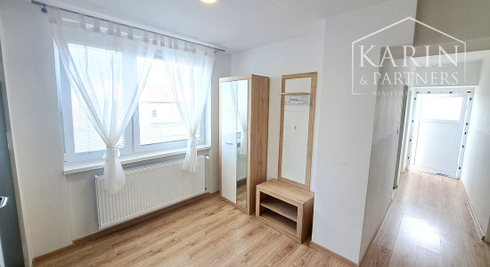 Priestranný 4-izbový rodinný dom na prenájom v centre obce Tomášov