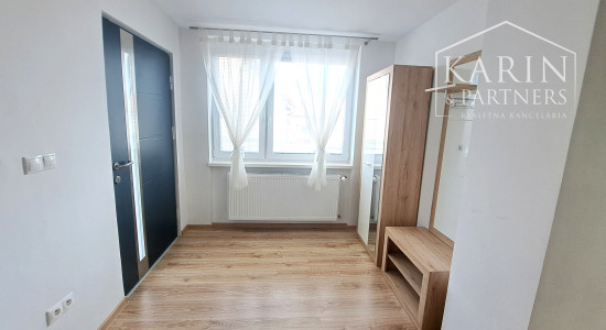 Priestranný 4-izbový rodinný dom na prenájom v centre obce Tomášov