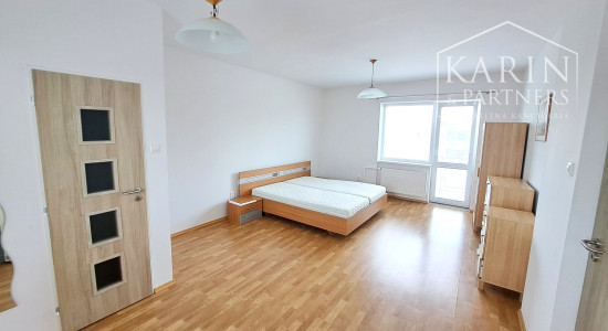 Priestranný 4-izbový rodinný dom na prenájom v centre obce Tomášov