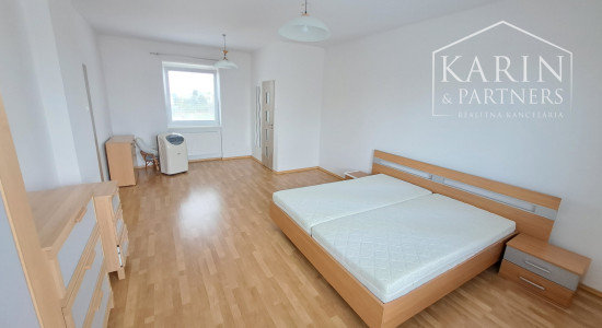 Priestranný 4-izbový rodinný dom na prenájom v centre obce Tomášov