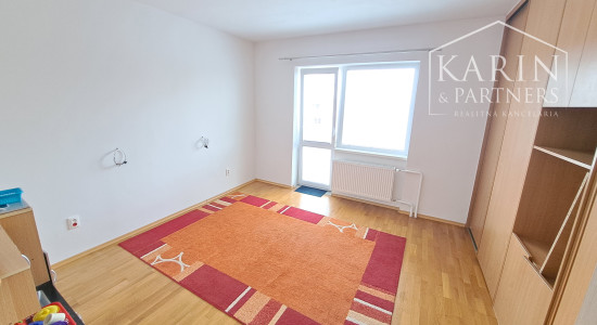 Priestranný 4-izbový rodinný dom na prenájom v centre obce Tomášov