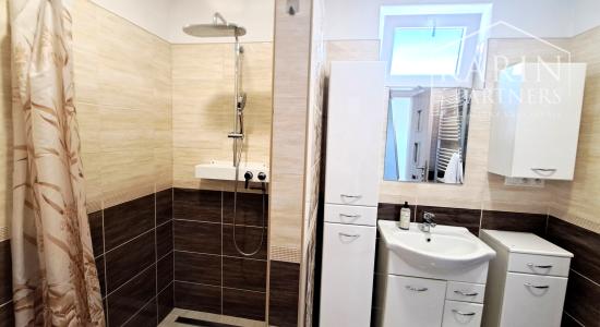 Priestranný 4-izbový rodinný dom na prenájom v centre obce Tomášov