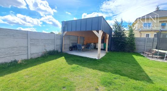 Priestranný 4-izbový rodinný dom na prenájom v centre obce Tomášov