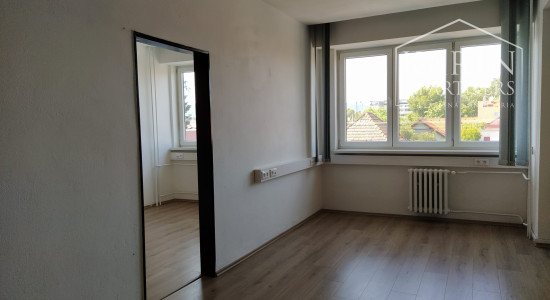 Prenájom samostatný celok 3 kancelárií/ viacúčelových miestností 80m2 s kuchynkou! + parkovanie, Bulharská ul., BA II., Trnávka.
