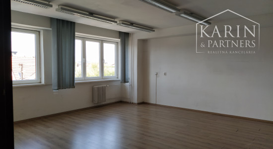 Prenájom samostatný celok 3 kancelárií/ viacúčelových miestností 80m2 s kuchynkou! + parkovanie, Bulharská ul., BA II., Trnávka.