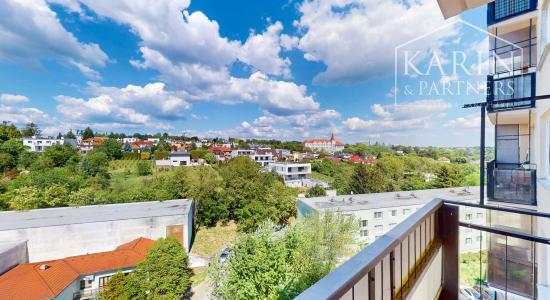 Priestranný a kompletne zrekonštruovaný 2-izbový byt s balkónom priamo v centre Levíc