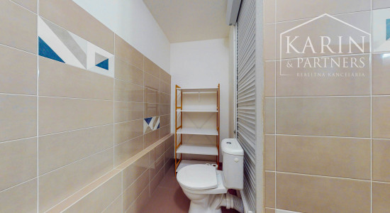 Priestranný a kompletne zrekonštruovaný 2-izbový byt s balkónom priamo v centre Levíc
