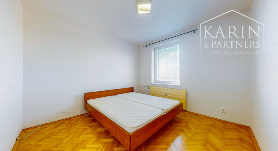 Priestranný a kompletne zrekonštruovaný 2-izbový byt s balkónom priamo v centre Levíc