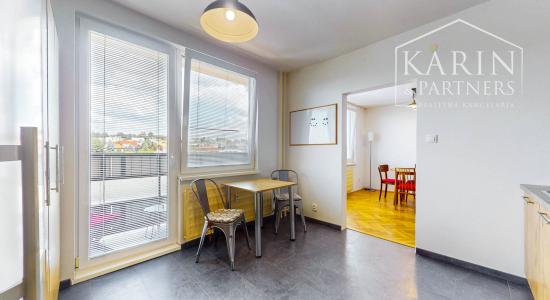 Priestranný a kompletne zrekonštruovaný 2-izbový byt s balkónom priamo v centre Levíc