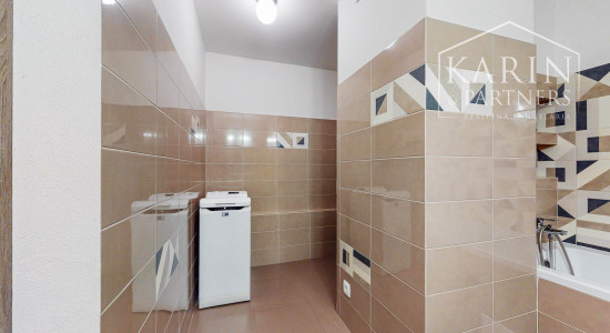 Priestranný a kompletne zrekonštruovaný 2-izbový byt s balkónom priamo v centre Levíc
