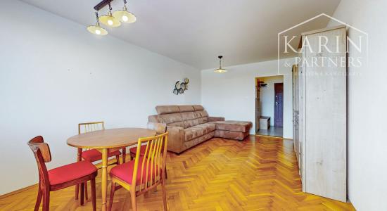 Priestranný a kompletne zrekonštruovaný 2-izbový byt s balkónom priamo v centre Levíc
