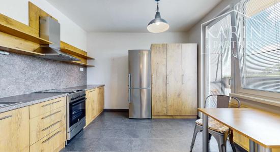 Priestranný a kompletne zrekonštruovaný 2-izbový byt s balkónom priamo v centre Levíc