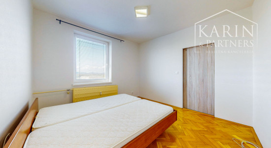 Priestranný a kompletne zrekonštruovaný 2-izbový byt s balkónom priamo v centre Levíc