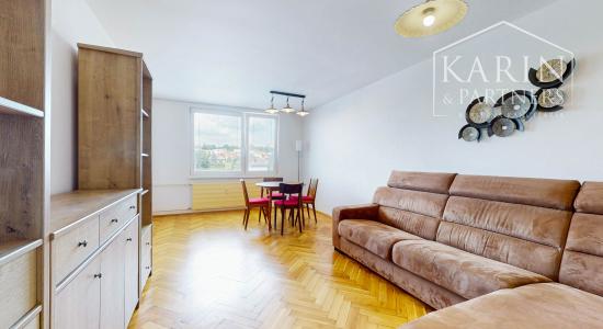Priestranný a kompletne zrekonštruovaný 2-izbový byt s balkónom priamo v centre Levíc