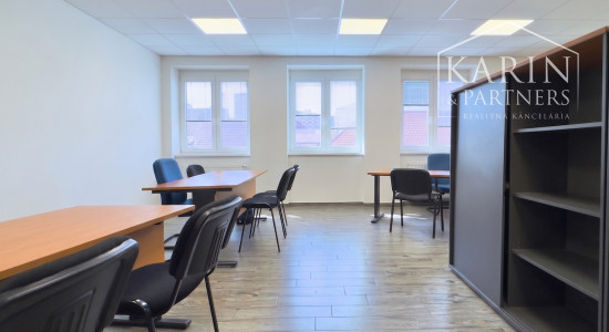 Krásny veľký priestor pre vaše podnikanie so súkromným parkovaním, Holíč - Nám. mieru