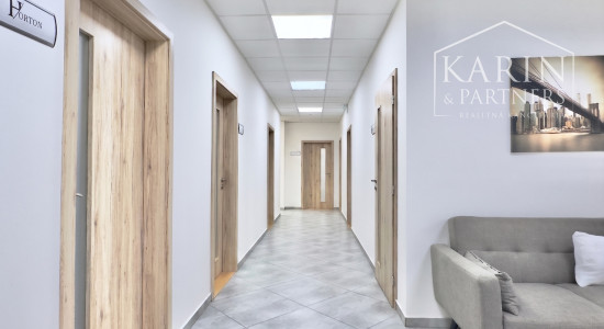 Krásny veľký priestor pre vaše podnikanie so súkromným parkovaním, Holíč - Nám. mieru